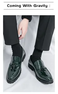 Detalle de mocasines de charol verde oscuro para hombre con borlas.
