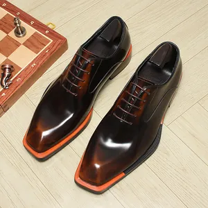 Chaussures Oxford haut de gamme en cuir marron avec bout carré et détail de trépointe orange
