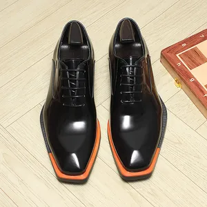 Vue de dessus de chaussures Oxford en cuir verni noir haut de gamme à bout carré chic
