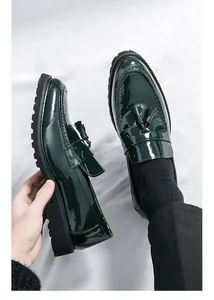 Primer plano de mocasines de charol verde oscuro con borlas y suelas gruesas de goma.