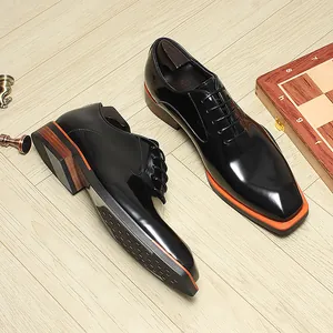 Détail des chaussures Richelieu en cuir verni noir avec bout carré et trépointe