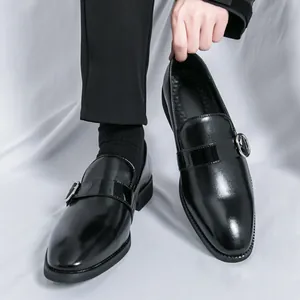Eleganti mocassini da uomo in pelle nera lucida con fibbia in metallo inglese