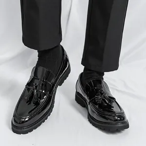 Mocasines clásicos de hombre en charol negro con borlas y suela gruesa de goma duradera