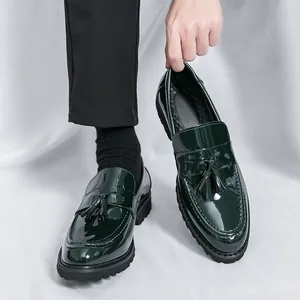 Mocasines de charol verde oscuro para hombre con borlas decorativas y suela gruesa
