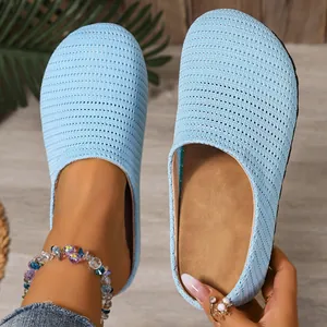 Vue détaillée des mules en maille filet bleu clair avec une tige tissée respirante
