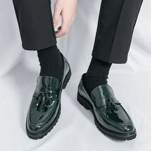 Mocasines para hombre en charol verde oscuro estilo británico con borla clásica y sin cordones