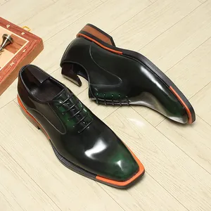 Gros plan de chaussures Oxford de luxe élégantes en cuir patiné vert foncé à bout carré