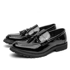 Elegantes mocasines para hombre en charol negro con borlas y suelas gruesas antideslizantes