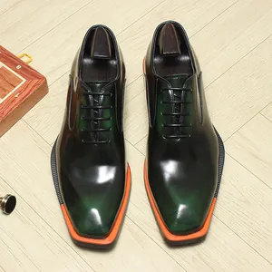 Gros plan de chaussures Oxford pour hommes à bout carré avec une finition en cuir dégradé vert