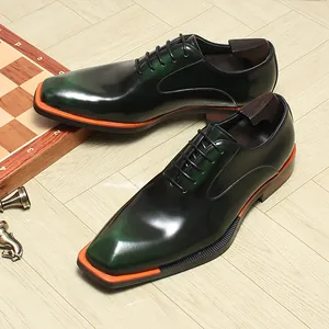Détail de chaussures Oxford de luxe vert foncé à bout carré sur fond d'échiquier