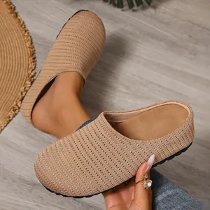 Vue détaillée de mules en maille beige respirante avec semelle noire épaisse.