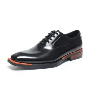 Chaussures Oxford de luxe en cuir verni pour hommes avec bout carré et détails orange.