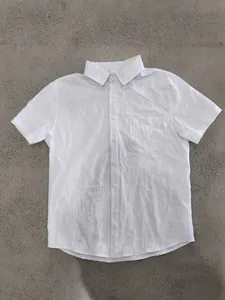 Vue à plat d'une chemise décontractée en lin blanc à manches courtes pour hommes en été.