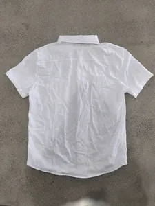 Vue arrière détaillée d'une chemise décontractée en lin blanc pour homme avec texture