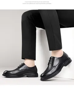 Detailaufnahme von atmungsaktiven Herren-Business-Schuhen aus perforiertem Leder für Sommer