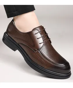 Nahaufnahme brauner, gelochter Leder-Businessschuh mit weicher schwarzer Sohle