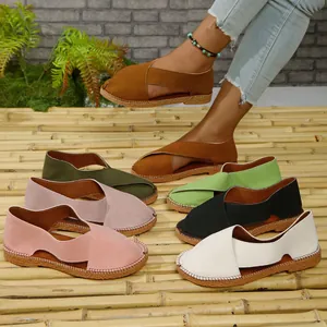 Sandales romaines rétro pour femmes en plusieurs couleurs sur un tapis en bambou naturel.