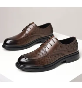 Nahaufnahme von braunen, perforierten Herren-Business-Schuhen mit stilvollem Farbverlauf