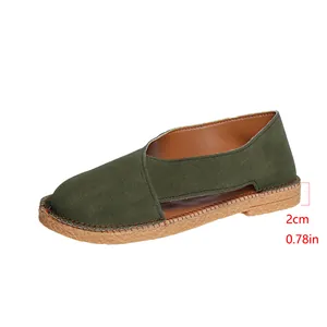 Vue détaillée de sandales en daim vert faites à la main avec un talon de 2 cm
