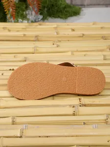 Détail de la semelle en caoutchouc antidérapante des sandales romaines vintage fait main