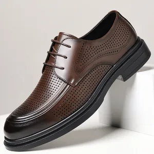 Atmungsaktive braune perforierte Lederschuhe für Herren mit weicher Sohle und Schnürung im Business