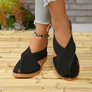 Sandales romaines vintage noires faites à la main pour femmes avec bout fermé et découpes