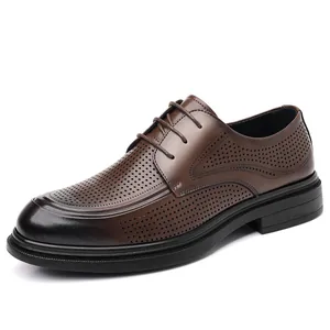 Atmungsaktive braune Business-Leder-Halbschuhe für Herren mit dekorativem Lochmuster