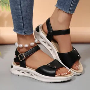 Eleganti sandali neri con zeppa per donna con suole bianche morbide e cinturino alla caviglia