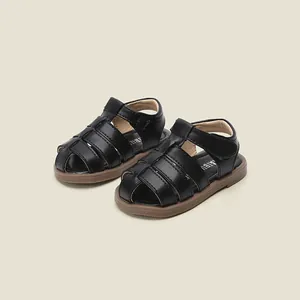Sandales classiques en cuir noir pour bébé avec design respirant à bout fermé pour les petits
