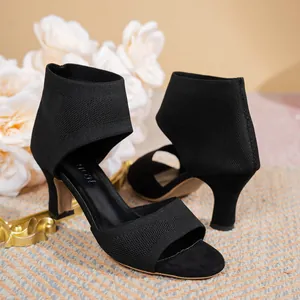 Elegantes sandalias negras de punto con tacón alto y punta abierta con diseño de tobillo