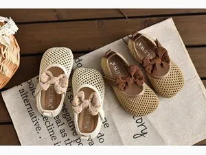 Sandales en maille pour fillettes avec nœud à pois sur tissu rustique