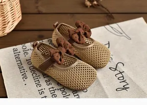 Gros plan sur les chaussures Mary Jane en maille pour fillette avec nœud à pois.