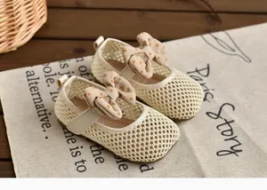 Chaussures en maille crème pour fillettes avec charmant nœud à pois pour l'été
