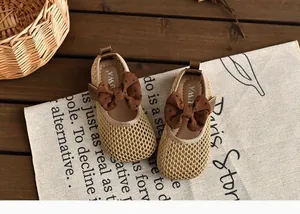 Vue détaillée des sandales en maille beige respirante pour fille avec nœud marron à pois