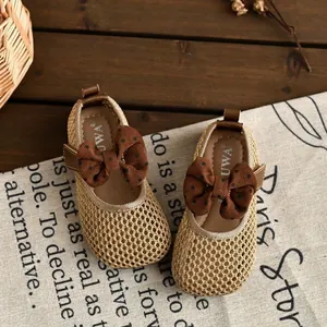 Sandales en maille pour fillettes avec grands nœuds à pois marron et semelle souple