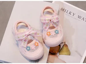 Sandalias de princesa rosas para niñas pequeñas con flores y lazos