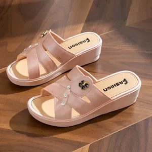 Eleganti ciabatte con zeppa rosa da donna con strass decorativi e dettaglio a quadrifoglio.