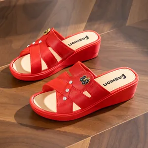 Sandali con zeppa rossi da donna con suola antiscivolo e fibbie floreali decorative