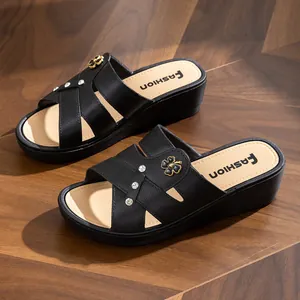 Eleganti sandali con zeppa neri con dettagli floreali in strass per donna