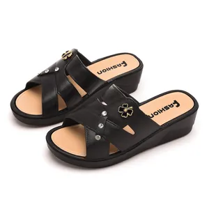 Sandali con zeppa neri da donna con ornamento a quadrifoglio e suola platform