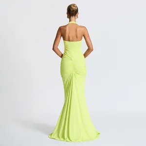 Πίσω όψη ενός lime green halter βραδινού φορέματος με λεπτομέρειες σούρας.