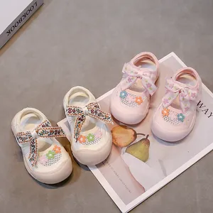 Elegantes sandalias de princesa para niña en malla rosa y crema con lazo floral