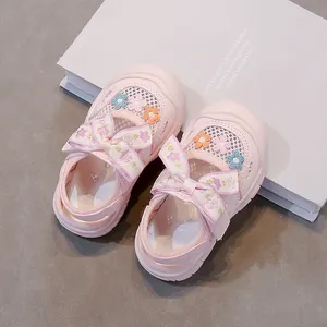 Sandalias de malla rosa para niña pequeña con bordado floral y lazo para caminar.