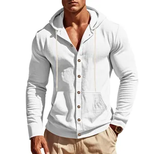 Dettaglio di camicia bianca in lino con cappuccio, bottoni frontali e tasca