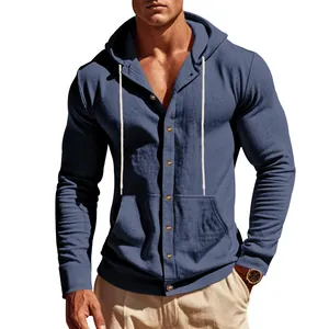 Dettaglio della camicia con cappuccio in lino blu ampia da uomo con bottoni frontali