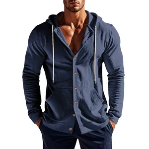 Dettaglio della trama del tessuto e della chiusura a bottoni di questa camicia in lino blu.