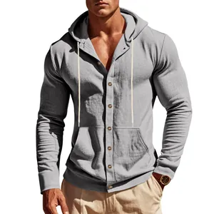 Dettaglio di una camicia con cappuccio in lino grigio a maniche lunghe per uomo con bottoni.