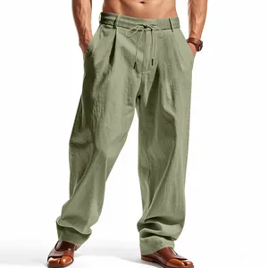 Detailansicht der lockeren Leinenhose für Herren in Salbeigrün mit Kordelzug