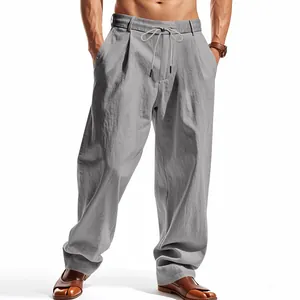 Locker geschnittene Leinen-Freizeithose für Herren in elegantem Grau an einem Modell.
