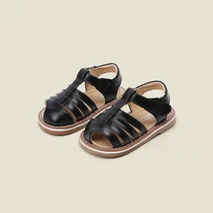 Detailansicht schwarze geschlossene Sandalen für Kleinkinder mit weichen Sohlen